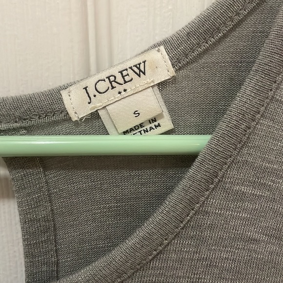 Stretch knit gray tank w/ charmeuse shirttail trim - Picture 4 of 4